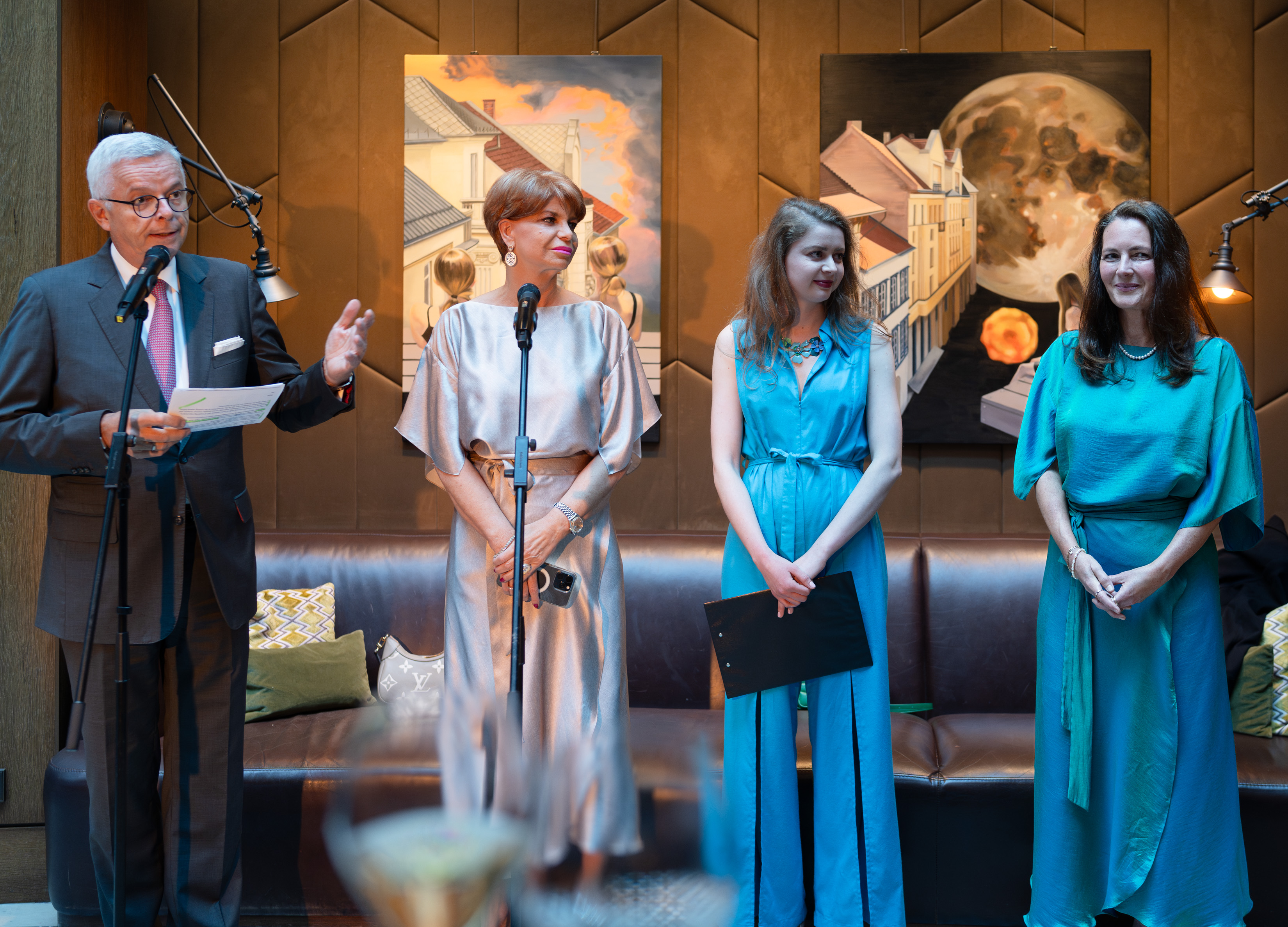 Vernissage Discovery 04.06.24, Kempinski Promenade Gallery, Photo- Szántó András, Gallery Owner Ildikó Benkö, Art Historian Blanka Bán, Artist Zsuzs Szvath